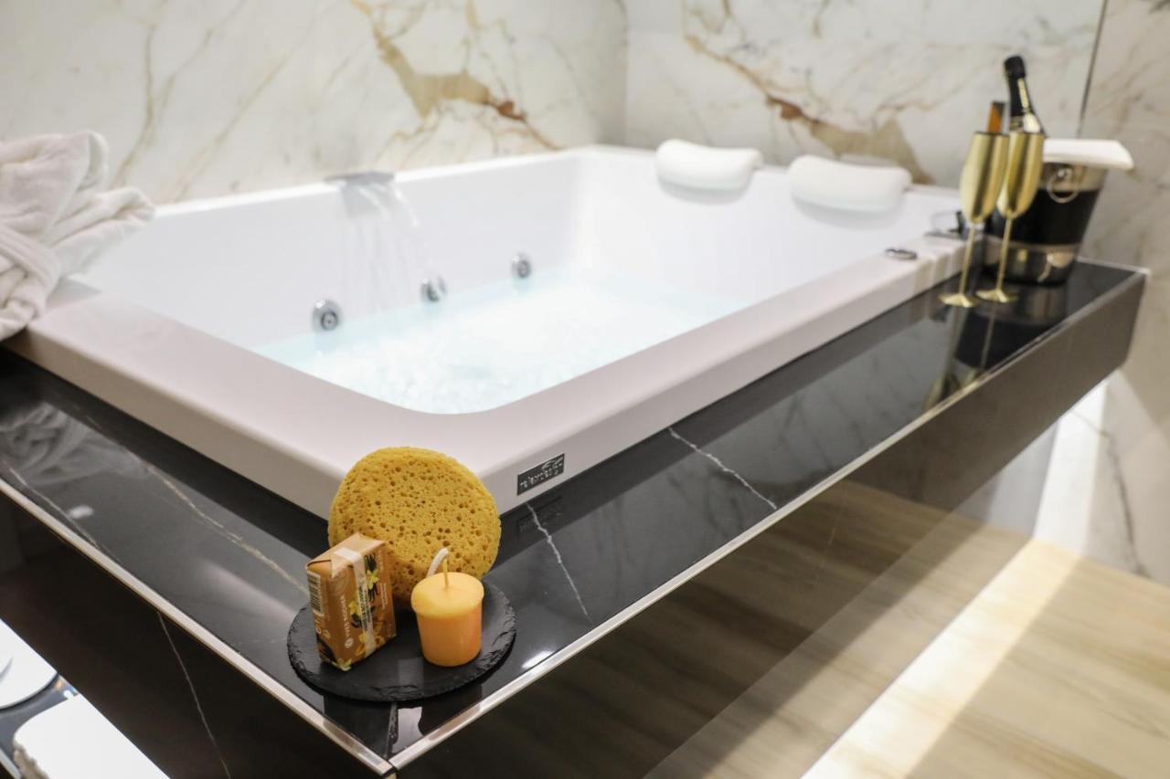 Municipio Luxury Suite نابولي المظهر الخارجي الصورة